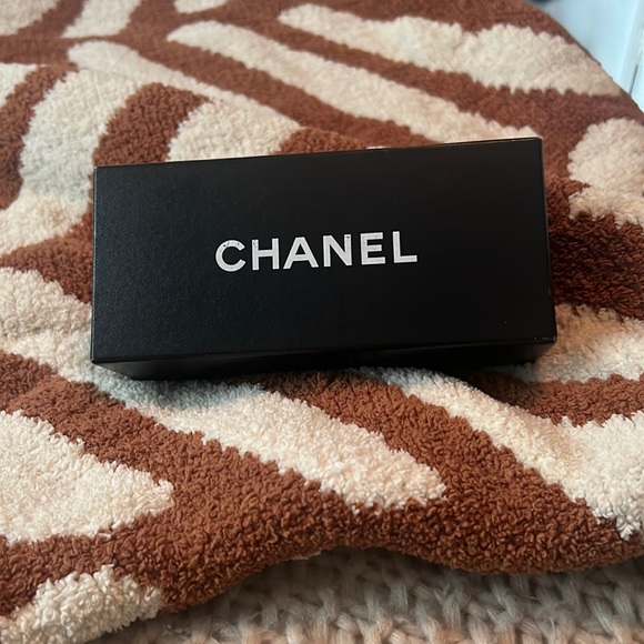 CHANEL
Metal Square Removable Chain
Sunglasses 4244 grey - Picture 2 of 15